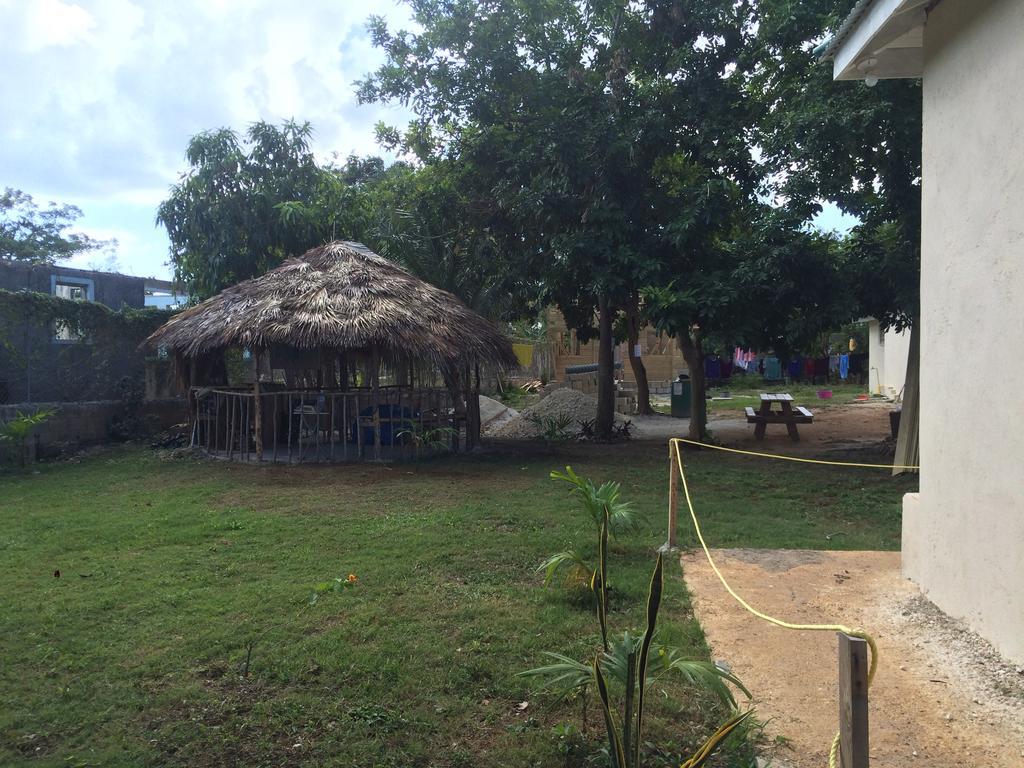 T&T - Tatty And Tony Guesthouse Negril Exterior photo