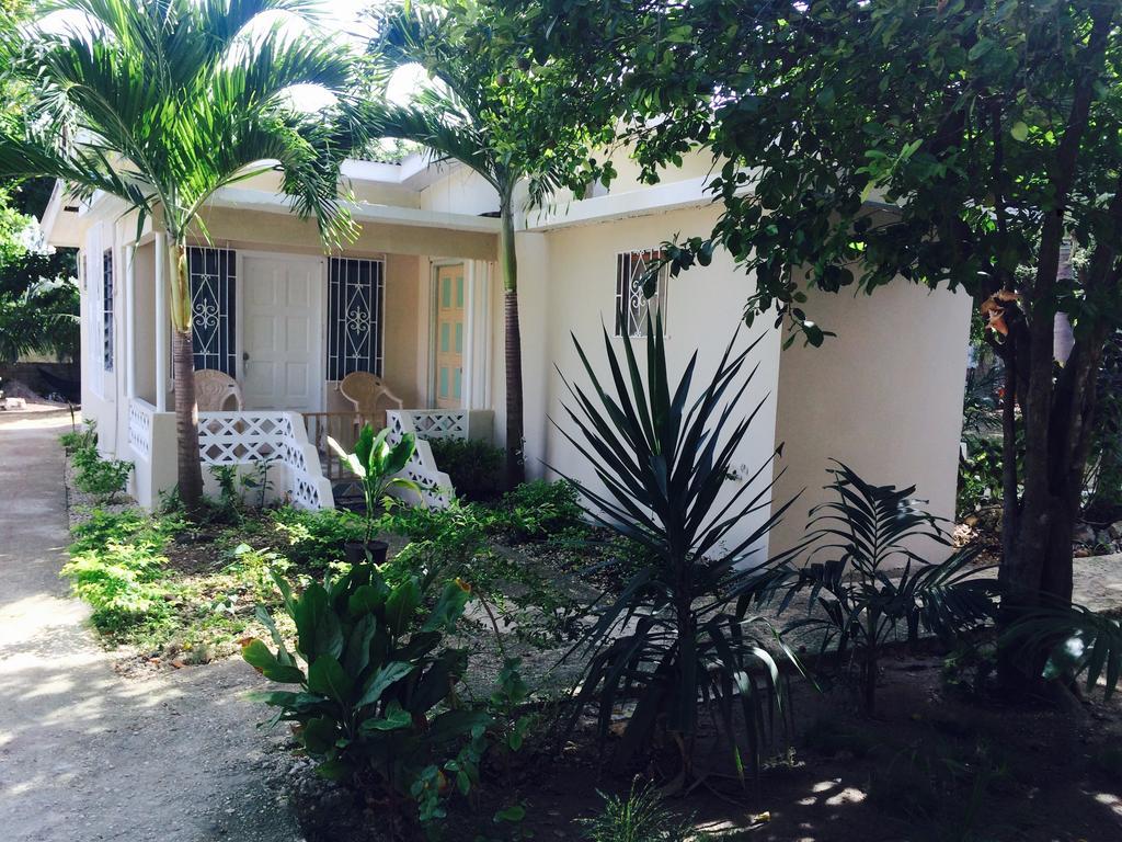 T&T - Tatty And Tony Guesthouse Negril Exterior photo