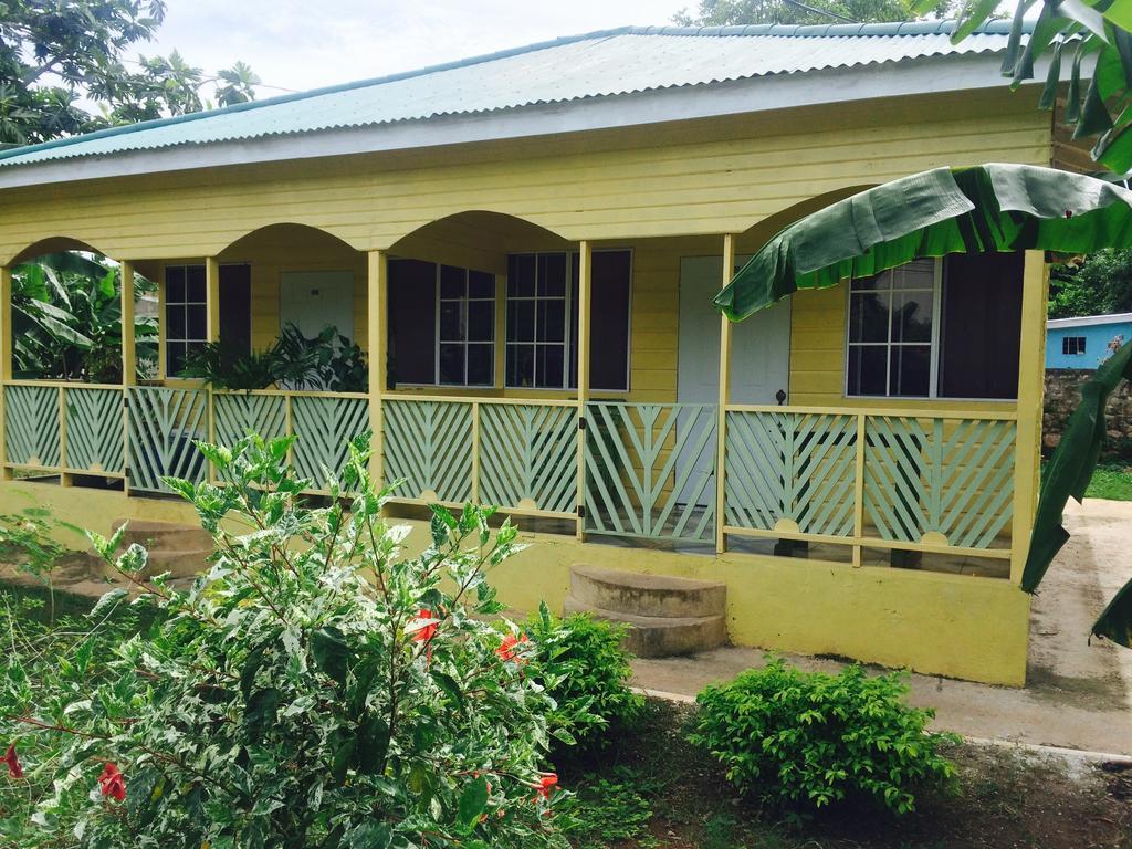 T&T - Tatty And Tony Guesthouse Negril Exterior photo